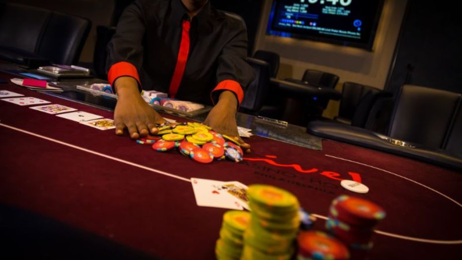 What are the benefits of playing live poker